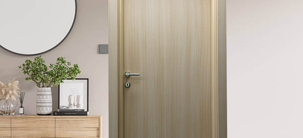 Svetao hodnik sa sobnim vratima Mlečni hrast, ogledalom i drvenom komodom